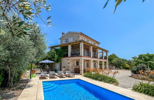 Beautiful private villa for 8 people with WIFI, private pool, A/C, terrace, pets allowed and par.