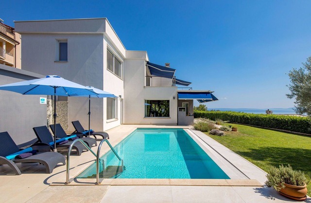 Beautiful private villa for 10 guests with private pool, WIFI, A/C, TV, terrace and parking