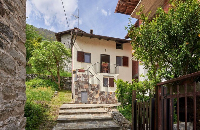 Beautiful private villa for 3 guests with WIFI, patio, pets allowed and parking