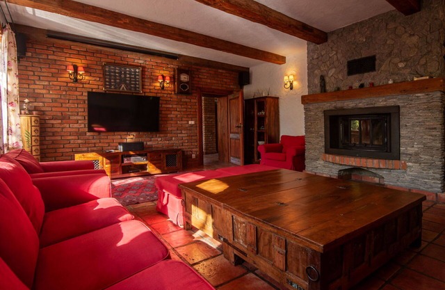 Beautiful private villa with WIFI, hot tub, TV, terrace, pets allowed, panoramic view and parking