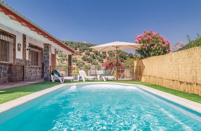 Beautiful private villa with A/C, private pool, WIFI, TV, patio, pets allowed and parking