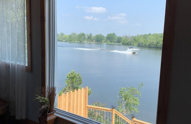 Beautiful Private Waterfront Cozy Cottage with private dock and fall colour view