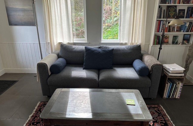 Beautiful rural getaway with private suite full kitchen, wifi and sauna.