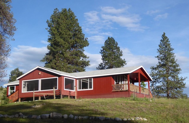 Beautiful ranch and new house in Okanogan Highlands - 15 minutes from Oroville