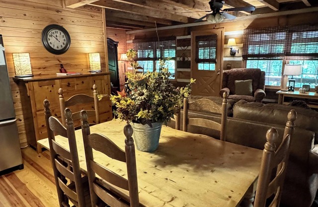 Beautiful Real Log Cabin. Not your average cabin! Hot Tub. Wifi. Fire Pit