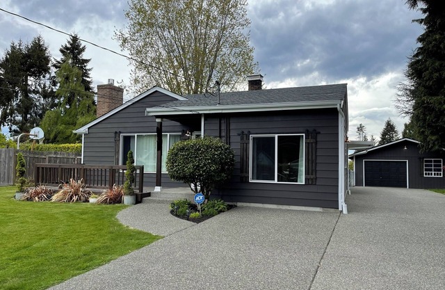 Beautiful, relaxing 3-bedroom house with a private large yard