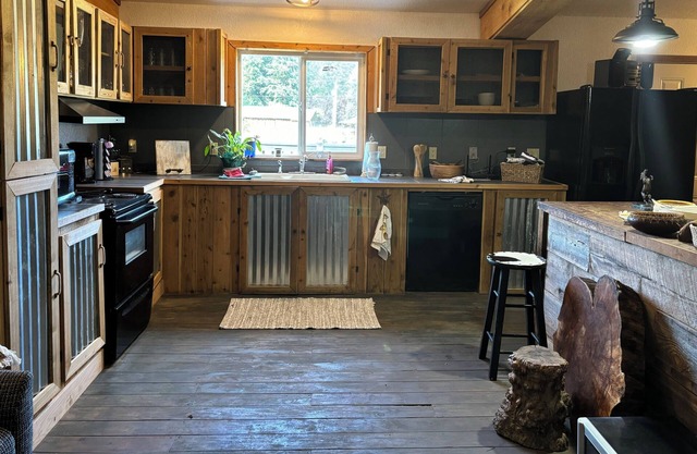 Beautiful remodeled 3-bedroom bunkhouse. Family/Pet friendly. Lots of amenities.