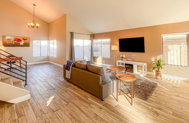 Beautiful Remodeled 4 b3b home minutes to strip