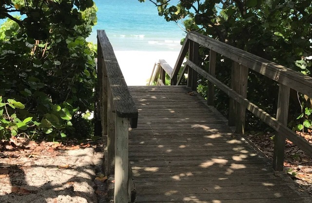 Beautiful renovated condo, close walk to Jupiter Beach!
