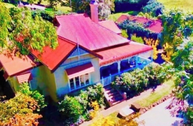 Beautiful renovated pet friendly farmhouse in the rolling green hills of Kiama