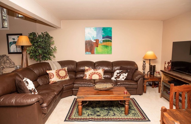 Beautiful Renovated Townhome, Free parking, Patio & BBQ