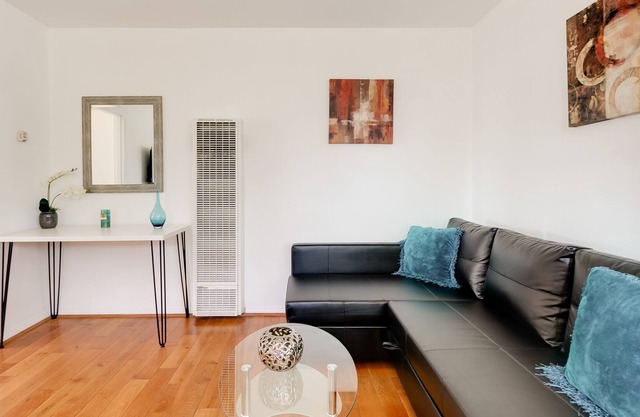 Beautiful & renovated Garden Apt in Valley Village