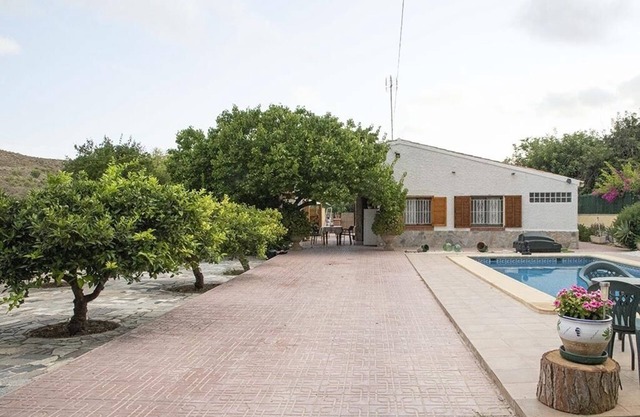 Beautiful renovated villa with private pool on a 1000 m² plot, very quiet.