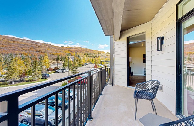 Beautiful resort condo with pool, gym + rolling foothill views