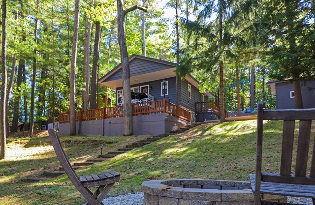 Beautiful Riverfront Cottage w/Free WiFi, Water Views, Firepit, and A/C