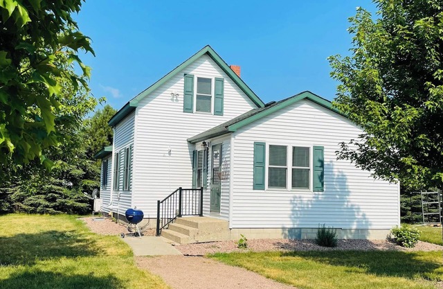 Beautiful River Valley Home on Working Tree Farm!