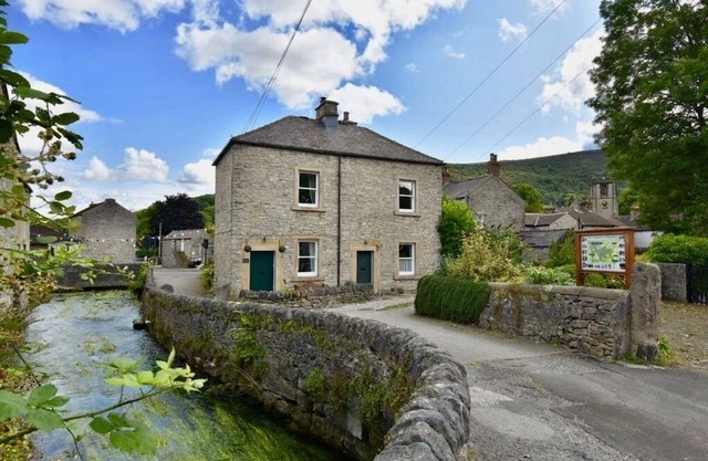 Beautiful riverside village cottage in the heart of the Peak District