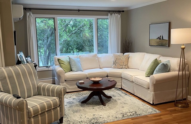 Beautiful Riverview Townhome 2 Bedrooms/3 Full Baths!