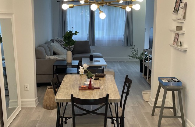 Beautiful romantic 2 bedroom house in the city close to restaurants and bars by RedAwning