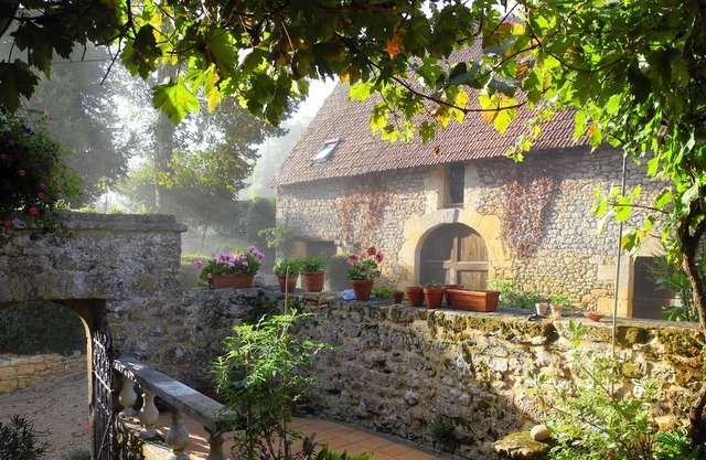 Beautiful, romantic stone house in over 400 year old domaine