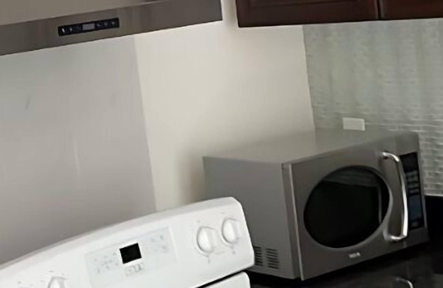 Beautiful room with Kitchen, Washing Machine, internet near UBC, Kitsilano Beach