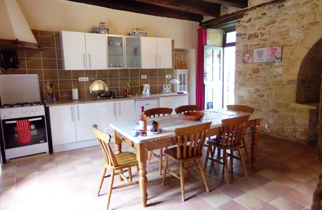 Beautiful stone cottage with large kitchen close Rocamadour/Sarlat heated pool