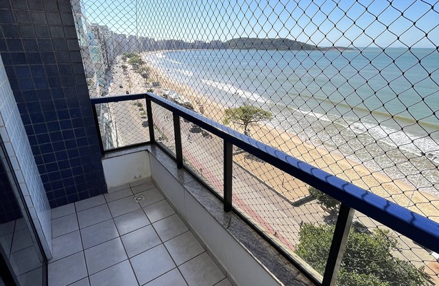 Beautiful sea-front apartment with 3 bedrooms and 2 parking spaces