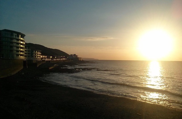 Beautiful Sea Front North Devon Apartment with 3 large bedrooms. Sleeps 6.