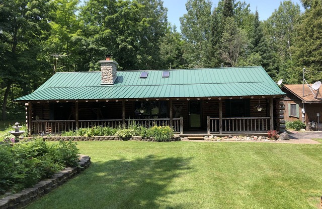 Beautiful & Secluded Log Cabin Close to Mackinaw City!