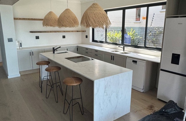 Beautiful self contained apartment minutes walk to cliff path central Hermanus,