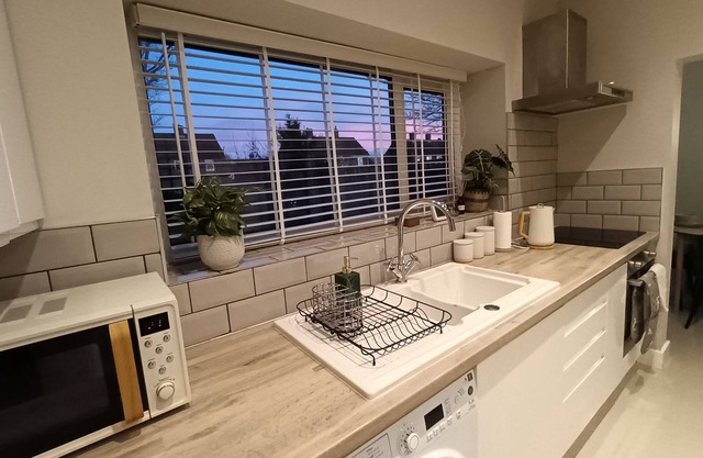 Beautiful Semi-detached House, Spacious for Family and Business.