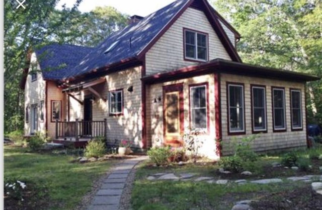 Beautiful, serene main house and carriage house walk to beach and ponds
