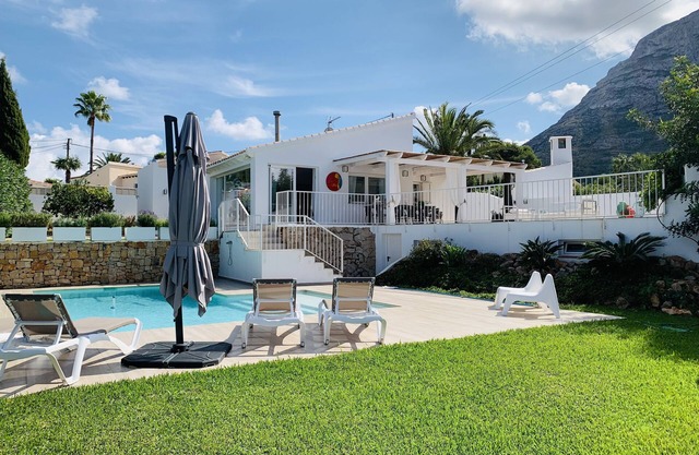 Beautiful single-storey villa with sea and Montgo views, 4 bedrooms and private pool