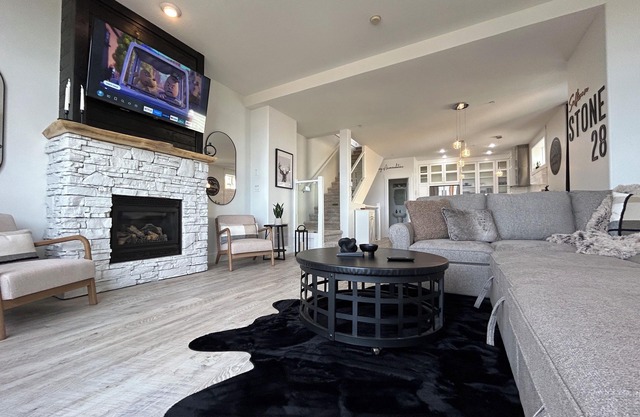 Beautiful Ski In/Out 3.5 bedroom Mountain Oasis and Golfers Paradise