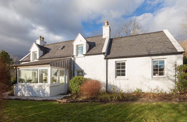 Beautiful Skye Crofter's Cottage sleeps six close to mountains, sea and beach