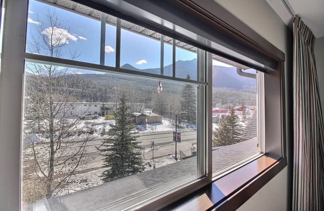 Beautiful South Facing 2bd/2bth Condo with Hot Tub and Gorgeous Mountain Views!