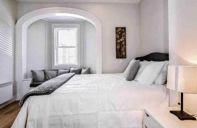 Beautiful South End apt with parking!