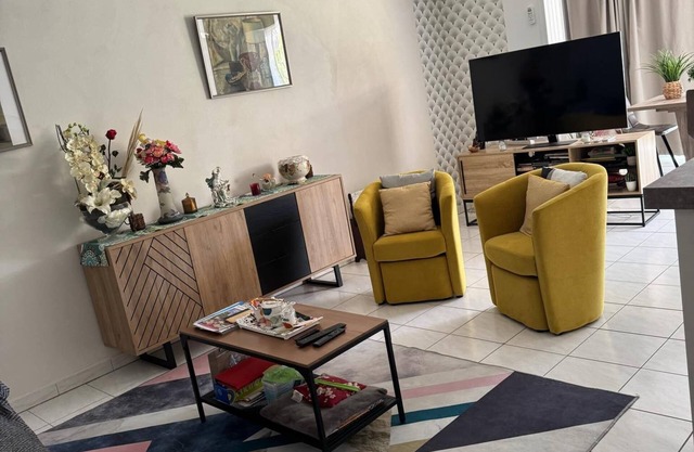 Beautiful, spacious garden apartment. 800m from the beach.