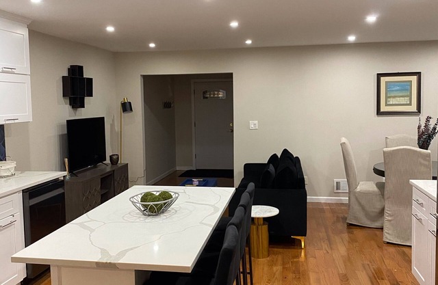 Beautiful Spacious - 2 bedroom, Main Floor Apartment, Backyard and Free Parking