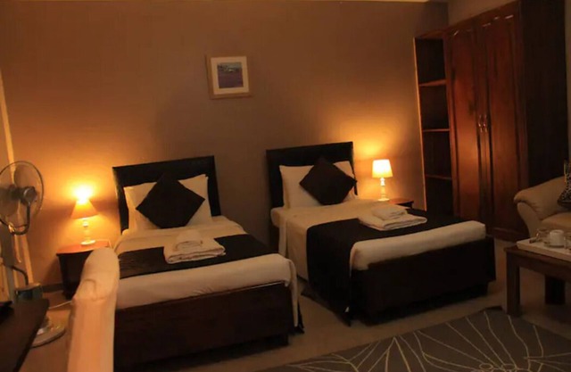 Beautiful spacious house & garden, 10 mins to City centre sleeps up to 20 guests