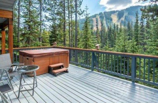 Beautiful spacious retreat with mountain views