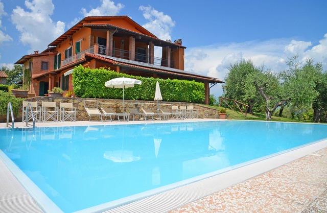 Beautiful, spacious villa with a large pool - close to Lucca, sea and Florence