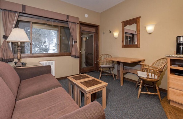 Beautiful Squaw Valley resort, 2 separate units for December 24 and 25, 2023