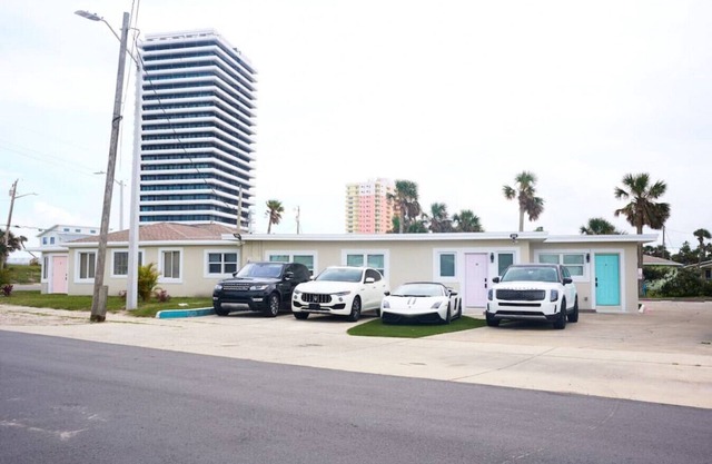 Beautiful Studio Across the beach!