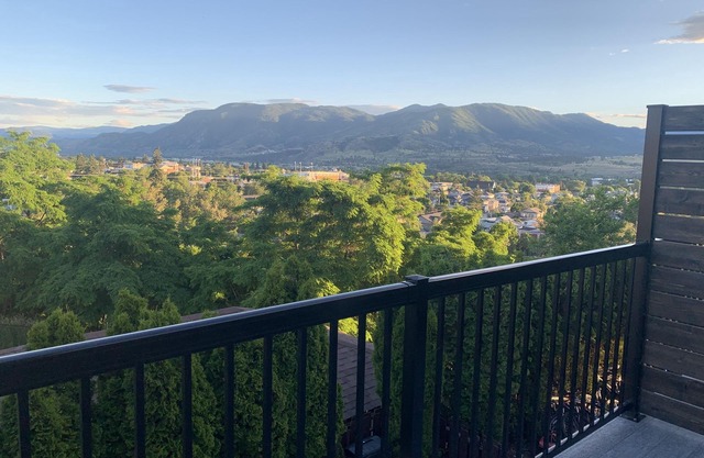 Beautiful suite in great neighbourhood, modern finishes and steps to KVR trail.