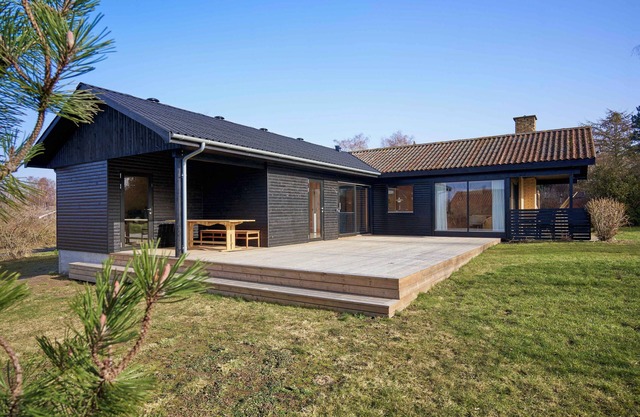 Beautiful summer house near the water