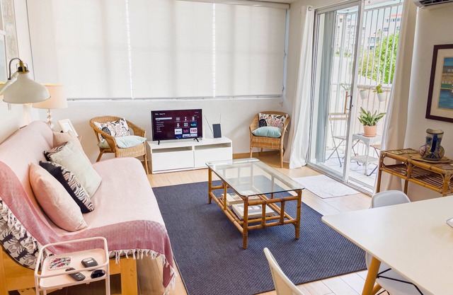 Beautiful sunny large 1 bedroom apartment just one block away from the beach !