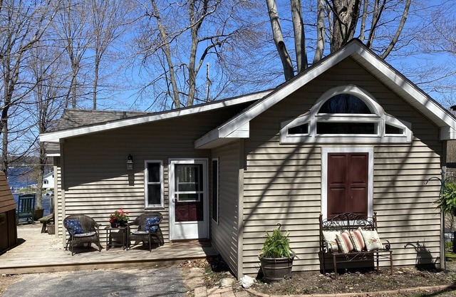 Beautiful sunsets --Waterfront cottage on Upper Hamlin Lake