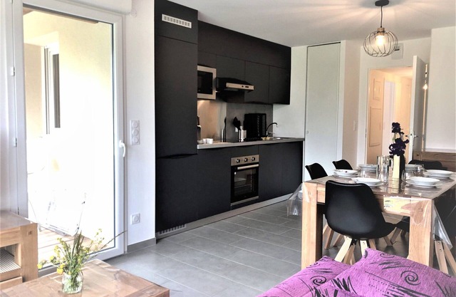 Beautiful T3 at the golf, private parking, near center