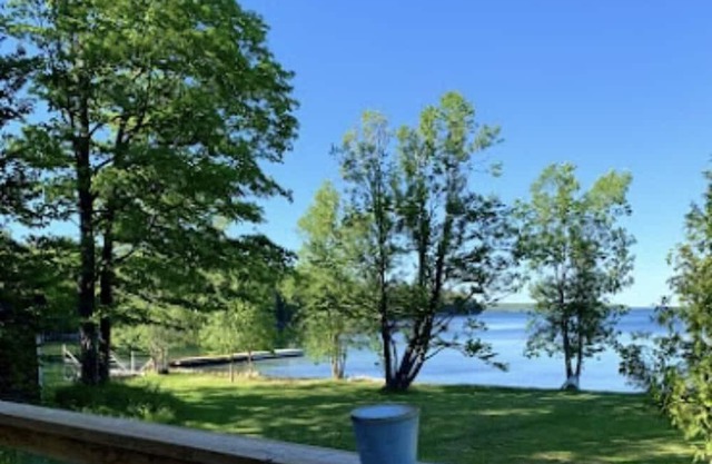 Beautiful three bedroom cottage on sand beach in Long Bay, Lake Kagawong